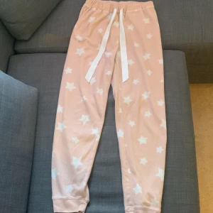 Ljus rosa pyjamasbyxor med vita stjärnor på - Pyjamasbyxorna är i storlek S, väldigt skönt material.  CN 165/72A MX CH