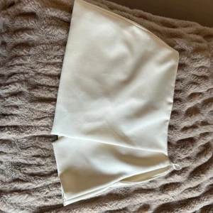 Zara kjol mini vit - Tjockare material, med shorts under men inget som syns! Fint skick❤️ 