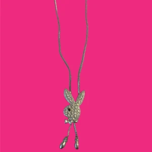 Playboy halsband - Justerbart Playboy halsband som man själv kan välja vart på halsbandet kaninen ska sitta💋Halsbandet har gått sönder förut och har då behövt limma ihop det. Defekten syns på bild 2🫶🏼