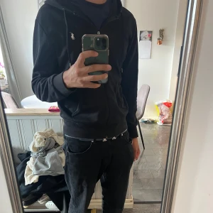 Ralph Lauren Zip - Ralph lauren zip hoodie storlek s. Använd lite men den är bra skick. Säljer tröjan för att den är för liten. Pris kan diskuteras 