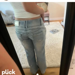 Lowwaist jeans - Säljer ett par lågmidjade jeans som jag köpte här på Plick men var tyvärr för korta på mig dom är 165 så därför säljer jag vidare. Skulle säga att det passar någon dom är ca 155 (lånade bilder från förra ägaren)🙌🏼💕
