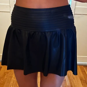 Skinnkjol - Supercool kjol som också är snygg som topp! Endast använd 2-3 ggr, så nyskick! 