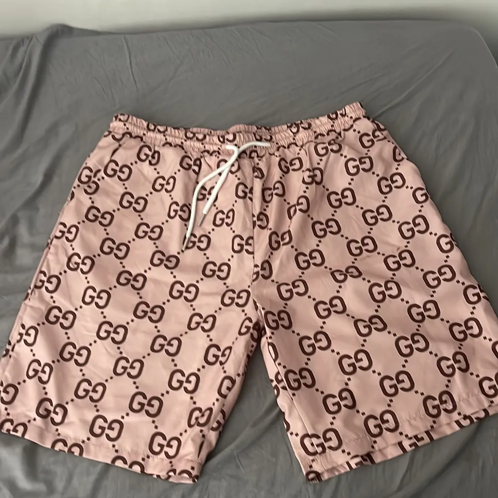 Säljer nu mina Gucci shorts för att ja använder knappt dom . Shorts.