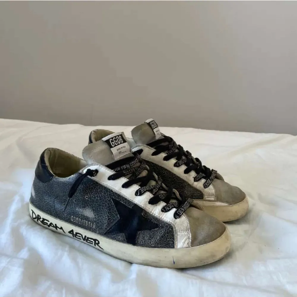 Hej, säljer dessa golden goose då jag vill köpa andra skor. De är i ganska bra skick. Nypris runt 4 tusen. Möts i Stockholm. Byte mot svarta Gucci skor funkar också. Skriv ifall man vill ha fler bilder eller ifall man har några frågor.. Skor.