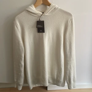 Oscar Jacobson Kashmir hoddie  - Oscar Jacobson Kashmir hoddie i ny skick! Köpte tröjan för en månad sen men har inte andvänds alls mycket. Har kvitto box och alla tillbehör kvar. Nypris ligger på 1600 men säljer för endast 699! 