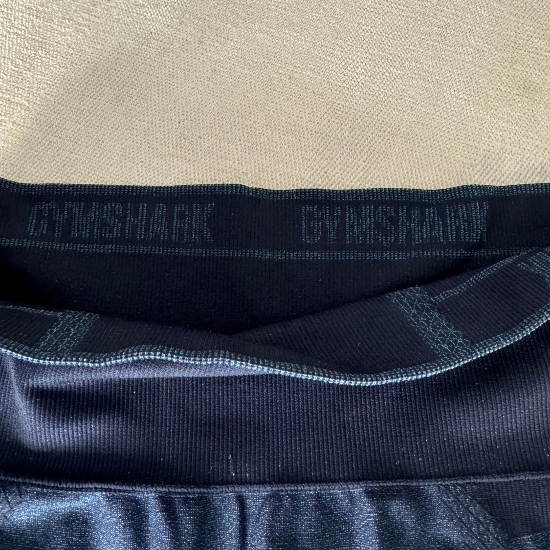 Marinblå shorts från gymshark - 90