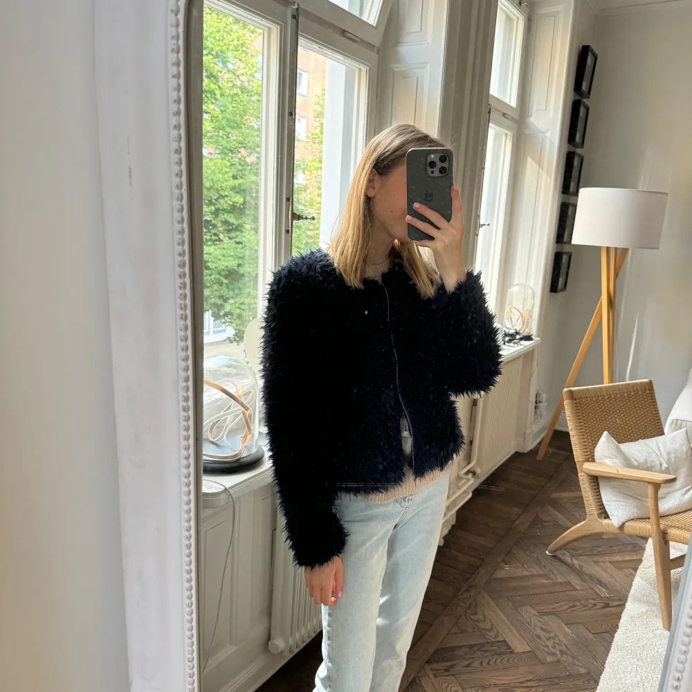 Navy blå faux fur från gina tricot. Jackor.