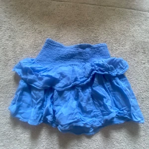 Ljusblå volangkjol - Kan användas som en topp och kjol