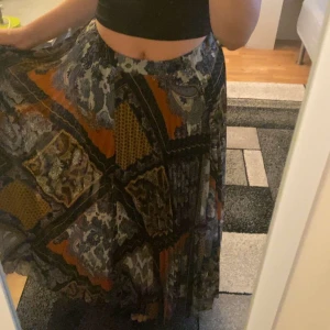 Lång flowy kjol  - Lång flowy sommar kjol, med insydd svart kjol, kjolen har en slit vid ena benet   29 kr frakt 💕