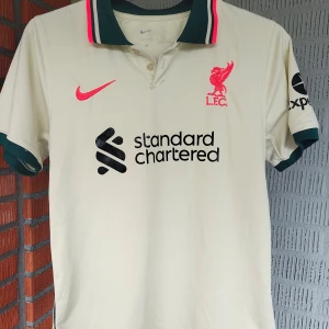 Liverpool matchtröja  - Säljer en äldre Liverpool matchtröja i fint skick