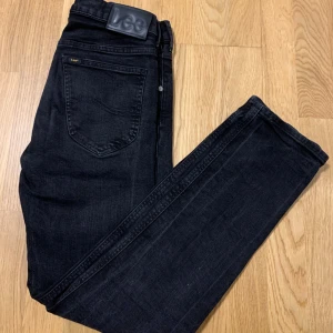 Lee Jeans - Lee Jeans i top skick, fick som present men passade inte. Storleken är W30 L32 som översätts till S och färgen är svart. Orginalpriset är 999 kr men säljer för 499 kr. Det är bara att skriva om du har frågor.