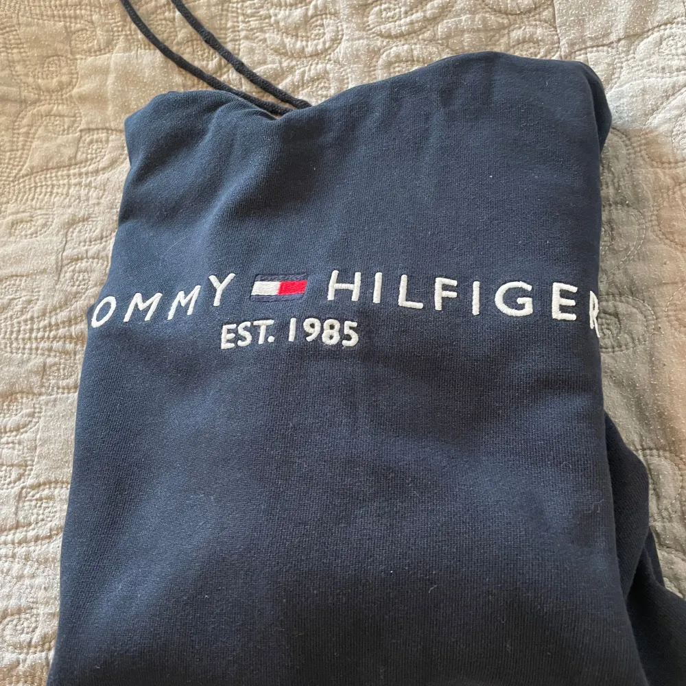 Hoodie från Tommy Hilfiger i stl xxs. Passar pojke eller flicka i åldern 10-12. Mycket fint skick och obetydligt använd. . Hoodies.