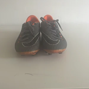 Säljer dessa nike fotbolls skor bra skick - Bra skick använda 1-2 gånger