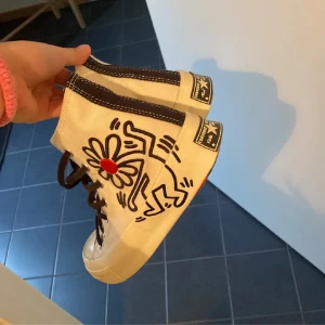 Converse - Ett par converse som är endast använda 2 gånger och är helt som nya. Säljer på grund av att dom inte kommer till användning❤️