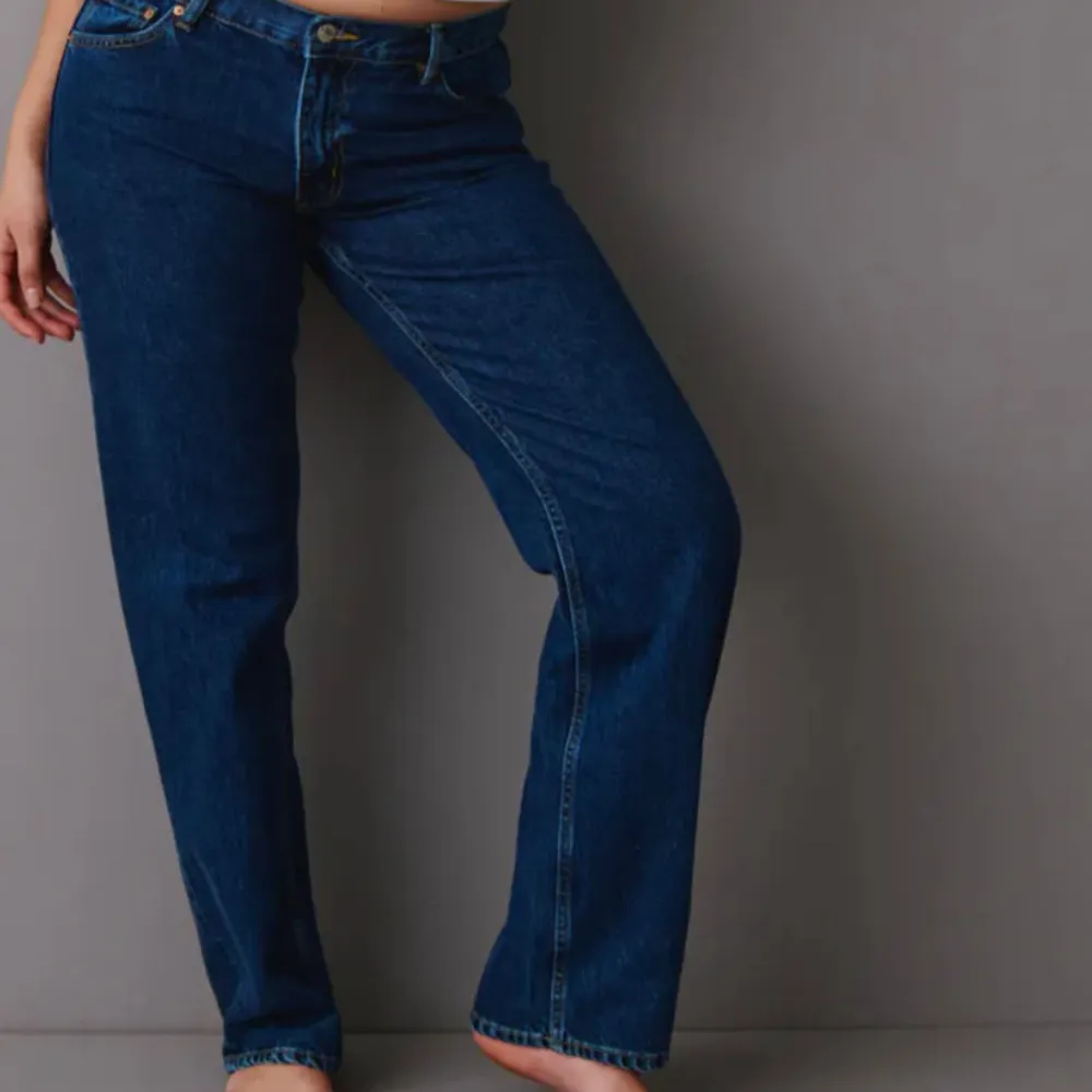 helt nya jeans som endast är testade. köptes för några dagar sedan. köptes för 499 kr (obs jag drog väck prislappen för jag tänkte att jag skulle behålla dom) passar mig som är 166cm. . Jeans & Byxor.