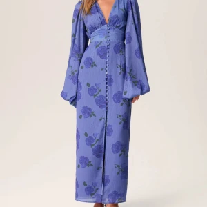 Positano Dress purple storlek 40 - Helt ny. Säljer då jag inte hann returnera i tid.