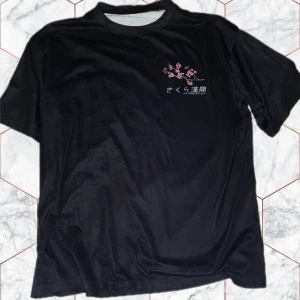 Men's Cherry Blossom Printed T-Shirt - En tunn och otroligt skön T-shirt med snyggt tryck på ryggen med japansk text. Storlek M/L