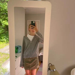 Jättefin zip hoodie från hm -  Jättefin zip hoodie från H&M i Cashmere som tyvärr inte kommit till användning ❤️❤️