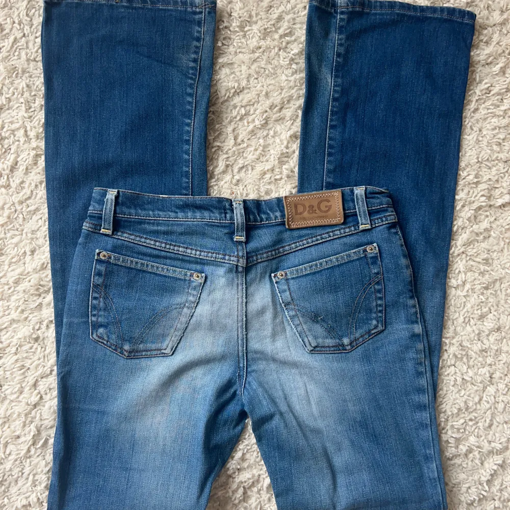 Lågmidjade Bootcut jeans från dolce&gabbana. Fint skick. Storlek W28, alltså en S. Innerbenslängd:82 midjemåttet: 38+ lite stretch. Ej förhandlingsbart pris. Köp sker via köp nu, postar inom 24h. Kvar tills markerad såld . Jeans & Byxor.