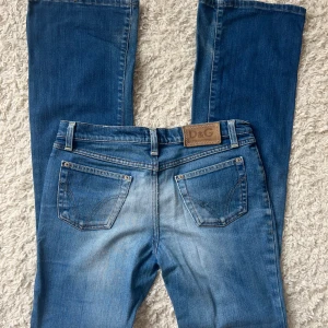 Lågmidjade Bootcut jeans  - Lågmidjade Bootcut jeans från dolce&gabbana. Fint skick. Storlek W28, alltså en S. Innerbenslängd:82 midjemåttet: 38+ lite stretch. Ej förhandlingsbart pris. Köp sker via köp nu, postar inom 24h. Kvar tills markerad såld 