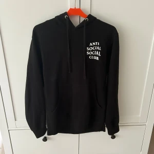 Anti Social Social Club Hoodie  - Hoodie från Anti Social Social Club. Tröjan är i bra skick utan några skador. Storleken är CS. Säljer då jag inte längre använder den.