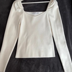 Finstickad tröja - Tröja med lite puffärm, ny utan prislapp!💕Nakd storlek S