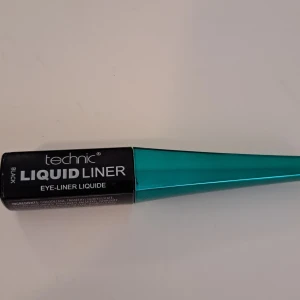 Technic Liquid Liner - En svart flytande eyeliner från Technic. Produkten är vegansk och innehåller 6 ml. Den har en smal applikator för precis applicering. har bara switchat den. inte använd alls. 