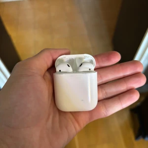 Hörlurar  - Säljer mina gamla air-pods för att jag har köpt nya. Dom är i ny skick och låter bra. Pris går att diskuteras. 