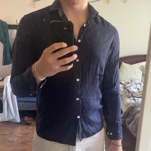   J.Lindeberg skjorta - Marinblå J.Lindeberg skjorta i storlek M. 