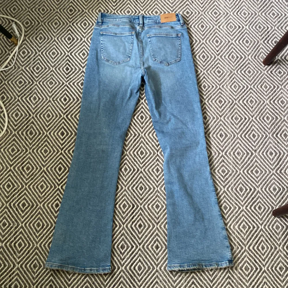 Säljer dessa ljusblå jeans i jättebra skick från Gina Young, har inte använts många gånger, köpta för: 299kr mitt pris: 199kr ❣️. Jeans & Byxor.