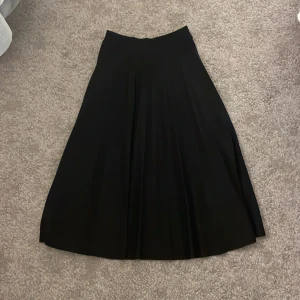 Kjol - Medium lång kjol passar både S/M