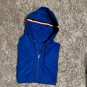 Moncler Windbreaker - Säljer denna schyssta moncler jackan i en asnajs blå färg 🤩8/10 skick Köpt här på plick så kan ej garantera äkthet, därav priset! Men NFC-scannen funkar Storlek 3, passar L/M  👋Skynda och fynda 💯😄