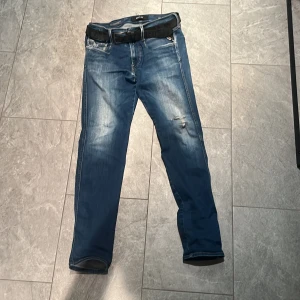 Replay jeans - Säljer Replay jeans för bra pris, säljs pågrund av att de inte används storlek 30 32 kontakta mig vid frågor! Kan gå ner i pris  