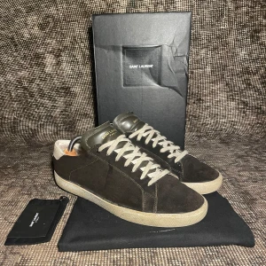 Saint Laurent skor - Tja! Säljer dessa riktigt snygga Ysl skorna. Skorna är i använt men bra skick och i strl 44 (fläcken på första bilden är en vatten fläck efter tvätt). Sulan har lossnat lite men går att fixa enkelt! Hör av er om ni har några frågor eller funderingar!