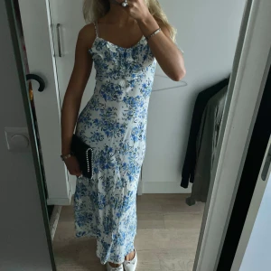 Blommig långklänning - Endast använd en gång, super bra skick! Från Mango✨
