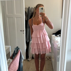 Volangklänning - Rosa volangklänning, superfint 💖💓💞💕🩷