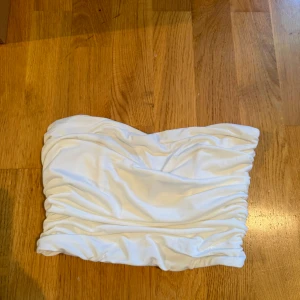 Vit Bandeau topp  - En vit bandeau top!  Sparsamt använd! 