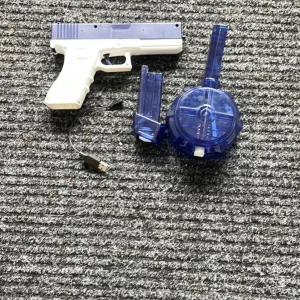 En vatten Glock  - Den. Här vatten pistolen går på el och skjuter jätte långt och håller jätte länge  man får med allt 