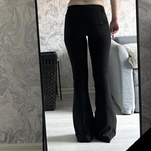 Kostymbyxor  - Säljer de här fina svarta låg bootcut kostymbyxorna från Gina Tricot. Endast använda en gång💞Bilderna är från Gina Tricots hemsida! Om du har några frågor är det bara att fråga!🫶❤️