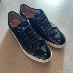 Lanvin skor  - Säljer svarta lanvin skor i storlek 9. Ena skosnöret är lite trasigt, annars bra skick. Storlek 9 (EU43) Bild 4 är lånad *Inget OG medföljer 