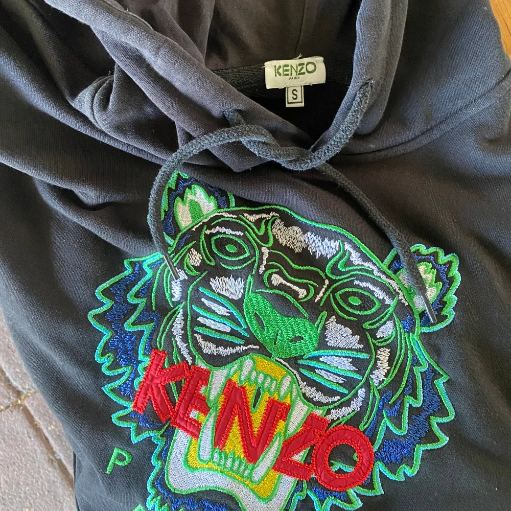 Kenzo hoodie storlek S, herr. Köpt från hemsidan, har ej kvar kvitto. Bra skick, inga skador. Pris går att diskutera. . Hoodies.