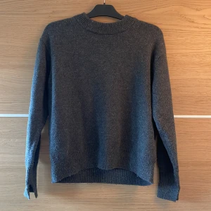 Stickad tröja - Mörkgrå stickad tröja, står L men passar mig som brukar ha m/s