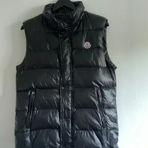 Äkta moncler väst  - Äkta moncler väst, svart, strl 2 som motsvarar M, säljs eftersom den inte används längre, hör av dig om du har någon fråga eller funderingar, eller något prisförslag