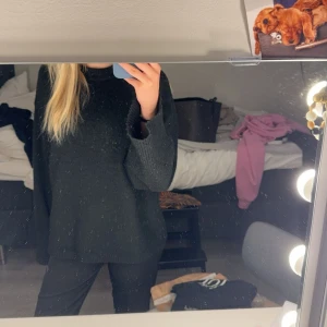 Stickad tröja  - en svart stickad tröja ifrån H&M. säljer pga kommer ej till användning💞