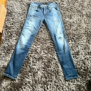 Replay jeans  - Replay anbass med premium slitningar, de är i topp skick och kan inte hittas på nätet, W-31,L-34, priset kan diskuteras. De säljs för endast 799kr😻🙌