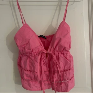 Rosa topp - Säljer denna rosa topp från Zara i storlek XS. Köpt på plick för ett tag sedan och är i fint skick, endast använd ett fåtal ggr av mig. Skriv för fler bilder eller funderingar :)