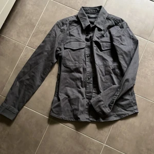Overshirt - Grå Dressman overshirt till schysst pris. Skick:10/10 Storlek:S/M 