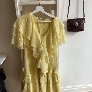 Volang klänning - Använd en gång 