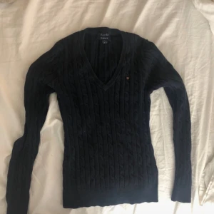 Stickad GANT tröja - Superfin marinblå stickad tröja från GANT, bra skick och skönt material! Superfin till hösten.