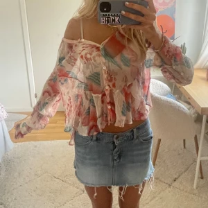 Färgglad blus - Jättefin blus med supersnyggt mönster! Står xl på lappen men passar alla storlekar, jag brukar ha s eller xs🌸🌸🌸🌸